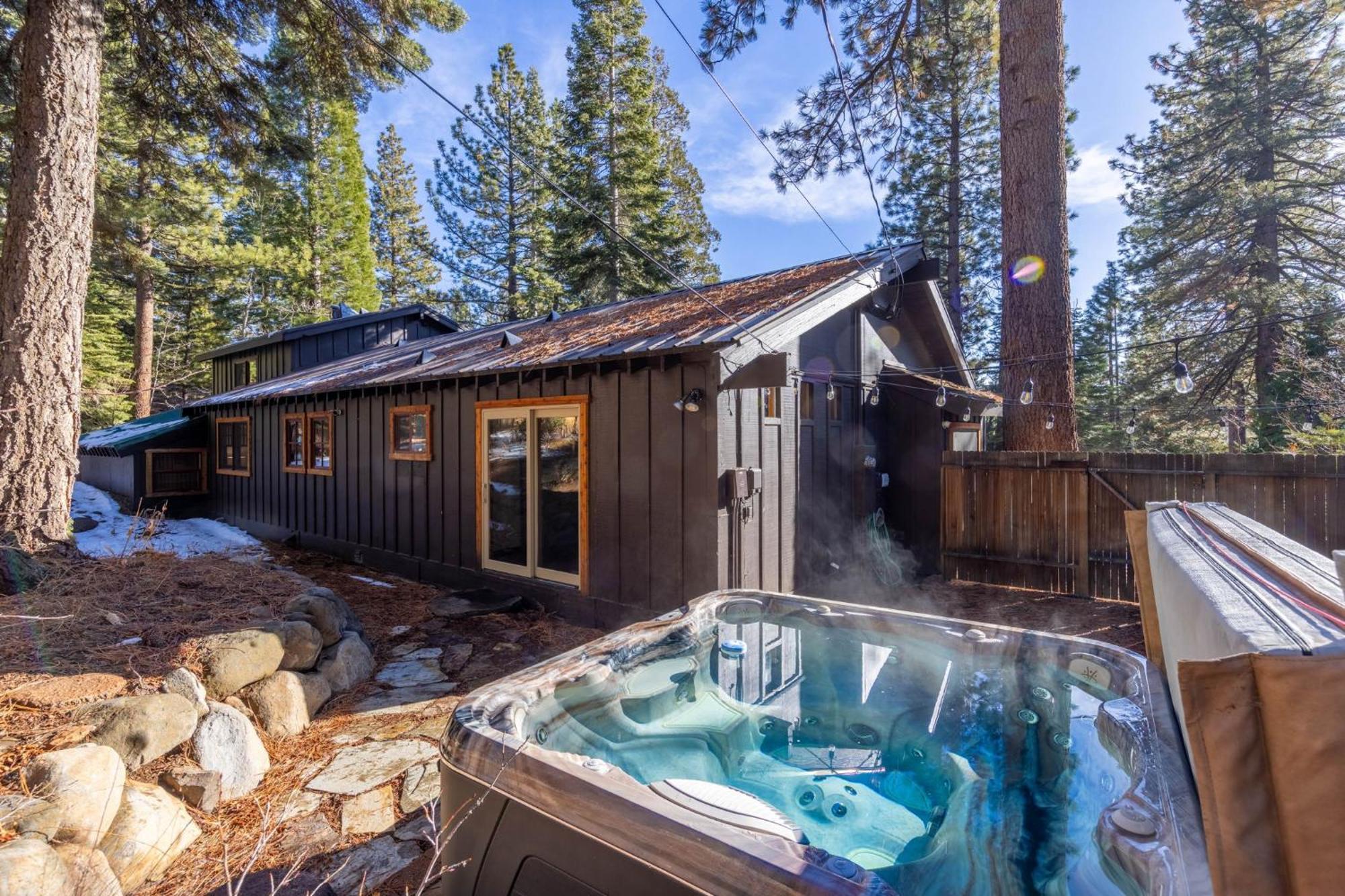 Hideaway In The Highlands - 4Br, Pet Friendly W Hot Tub - Minutes From The Lake & Tahoe City Villa Exterior photo